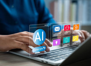 Inversor principiante en el mundo cripto adquiriendo conocimiento sobre los fundamentos de la negociación automática impulsada por inteligencia artificial