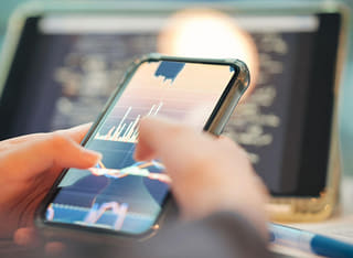 Proceso transparente de retirada y transferencia de fondos siendo verificado por un inversor