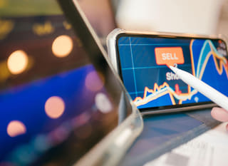 Profesional de trading analizando alternativas de Bitcoin, Ethereum y mercados de divisas