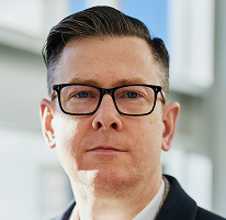 Fotografía del ejecutivo Alexander Hughes, CEO de una empresa dedicada a operaciones con criptomonedas