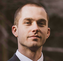 Experto en mercados de criptomonedas Thomas Whitfield, analista especializado en trading