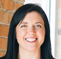 Retrato del equipo de servicio, Sophie Hartwell en su rol de jefa de atención al cliente